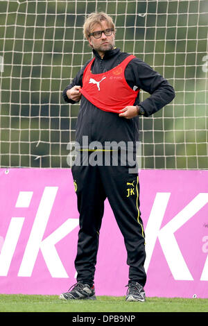 Borussia Dortmund Trainer Juergen Klopp setzt auf eine Weste bei seinem Team Training in La Manga, Spanien, 10. Januar 2014. Fußball-Bundesligisten Borussia Dortmund bleibt in La Manga, für die zweite Hälfte der deutschen Bundesliga vorzubereiten. Foto: KEVIN KUREK/dpa Stockfoto