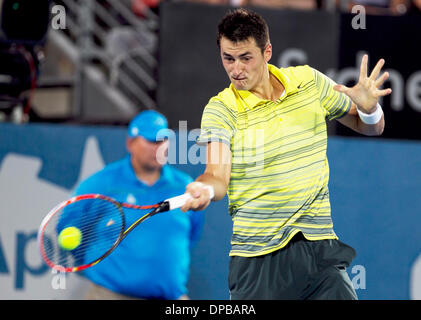 Sydney, Australien. 11. Januar 2014. Bernard Tomic aus Australien gibt den Ball während der Herren Einzel Finale gegen Juan Martin Del Potro aus Argentinien an der Sydney International Tennis-Turnier in Sydney, Australien, 11. Januar 2014 zurück. Bernard Tomic verloren das Spiel mit 0: 2. Bildnachweis: Jin Linpeng/Xinhua/Alamy Live-Nachrichten Stockfoto