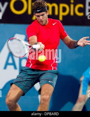 Sydney, Australien. 11. Januar 2014. Juan Martin Del Potro Argentinien gibt den Ball während der Herren Einzel Finale gegen Bernard Tomic aus Australien am Sydney International Tennisturnier, in Sydney, Australien, 11. Januar 2014 zurück. Juan Martin Del Potro behauptete die Pünktchen mit 2: 0. Bildnachweis: Jin Linpeng/Xinhua/Alamy Live-Nachrichten Stockfoto