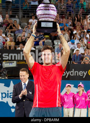 Sydney, Australien. 11. Januar 2014. Juan Martin Del Potro Argentinien stellt mit der Trophäe nach dem Sieg der Herren Einzel Finale gegen Bernard Tomic aus Australien in Sydney International-Tennis-Turnier in Sydney, Australien, 11. Januar 2014 nicht mithalten. Juan Martin Del Potro behauptete die Pünktchen mit 2: 0. Bildnachweis: Jin Linpeng/Xinhua/Alamy Live-Nachrichten Stockfoto