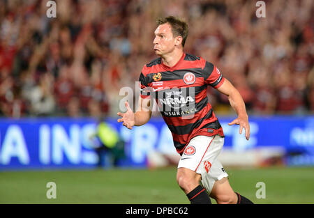 Sydney, Australien. 11. Januar 2014. Wanderers Bescheid Brendon Santalab feiert er die Gewinner während der Hyundai A-League-Spiel zwischen Western Sydney Wanderers FC und Sydney FC aus dem Pirtek Stadion, Parramatta punktet. Bildnachweis: Aktion Plus Sport/Alamy Live-Nachrichten Stockfoto