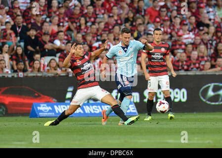 Sydney, Australien. 11. Januar 2014. Sydney Mittelfeldspieler Pedj Bojic und Wanderers Verteidiger Adam D'Apuzzo in Aktion während der Hyundai A-League-Spiel zwischen Western Sydney Wanderers FC und Sydney FC aus dem Pirtek Stadion, Parramatta. Bildnachweis: Aktion Plus Sport/Alamy Live-Nachrichten Stockfoto