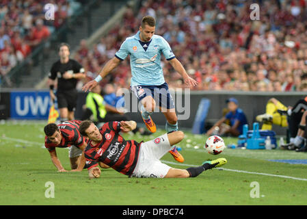 Sydney, Australien. 11. Januar 2014. Sydney-Verteidiger Nikola Petkovic verlässt Spiranovic und Alessi in seinem Kielwasser während der Hyundai A-League-Spiel zwischen Western Sydney Wanderers FC und Sydney FC aus dem Pirtek Stadion, Parramatta. Bildnachweis: Aktion Plus Sport/Alamy Live-Nachrichten Stockfoto
