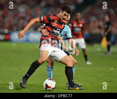 Sydney, Australien. 11. Januar 2014. Wanderers Daniel Alessi und Sydney Verteidiger Mark Warren in Aktion während der Hyundai A-League-Spiel zwischen Western Sydney Wanderers FC und Sydney FC aus dem Pirtek Stadion, Parramatta. Bildnachweis: Aktion Plus Sport/Alamy Live-Nachrichten Stockfoto