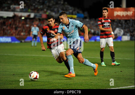 Sydney, Australien. 11. Januar 2014. Sydney-Verteidiger Nikola Petkovic und Wanderers Daniel Alessi in Aktion während der Hyundai A-League-Spiel zwischen Western Sydney Wanderers FC und Sydney FC aus dem Pirtek Stadion, Parramatta. Bildnachweis: Aktion Plus Sport/Alamy Live-Nachrichten Stockfoto