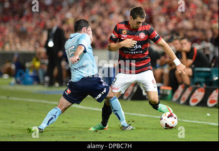 Sydney, Australien. 11. Januar 2014. Sydney Mittelfeldspieler Terry McFlynn und Wanderer nach vorne Jurić Tomi in Aktion während der Hyundai A-League-Spiel zwischen Western Sydney Wanderers FC und Sydney FC aus dem Pirtek Stadion, Parramatta. Bildnachweis: Aktion Plus Sport/Alamy Live-Nachrichten Stockfoto
