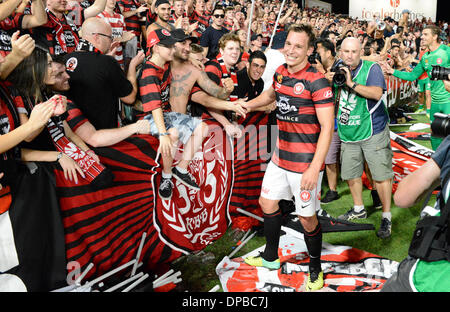 Sydney, Australien. 11. Januar 2014. Wanderer-Torjäger Brendan Santalab mit Fans nach dem Sieg in der Hyundai A-League-Spiel zwischen Western Sydney Wanderers FC und Sydney FC aus dem Pirtek Stadion, Parramatta. Bildnachweis: Aktion Plus Sport/Alamy Live-Nachrichten Stockfoto