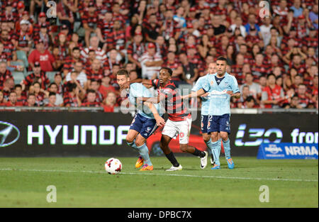 Sydney, Australien. 11. Januar 2014. Wanderers niederländischen Mittelfeldspieler Youssouf Hersi versucht, die Sydney-Verteidiger während der Hyundai A-League-Spiel zwischen Western Sydney Wanderers FC und Sydney FC aus dem Pirtek Stadion, Parramatta zu entziehen. Bildnachweis: Aktion Plus Sport/Alamy Live-Nachrichten Stockfoto