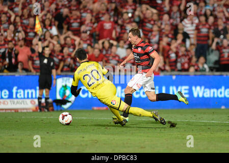 Sydney, Australien. 11. Januar 2014. Wanderer nach vorne Brendon Santalab und Sydney Torwart Vedran Janjetovic in Aktion während der Hyundai A-League-Spiel zwischen Western Sydney Wanderers FC und Sydney FC aus dem Pirtek Stadion, Parramatta. Bildnachweis: Aktion Plus Sport/Alamy Live-Nachrichten Stockfoto