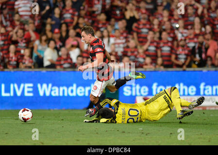 Sydney, Australien. 11. Januar 2014. Wanderer nach vorne Brendon Santalab und Sydney Torwart Vedran Janjetovic in Aktion während der Hyundai A-League-Spiel zwischen Western Sydney Wanderers FC und Sydney FC aus dem Pirtek Stadion, Parramatta. Bildnachweis: Aktion Plus Sport/Alamy Live-Nachrichten Stockfoto