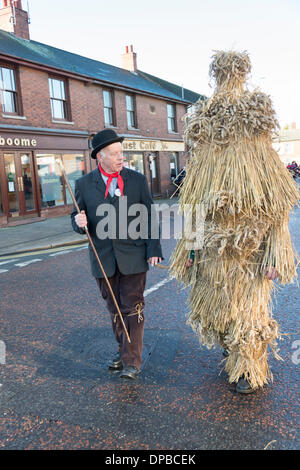 Whittlesey, Cambridgeshire, Großbritannien. 11. Januar 2014. In bunten Kostümen gekleidet Teilnahme am traditionellen Stroh tragen Festival an die Fenland Stadt Whittlesey, Cambridgeshire UK. Rund 250 Musiker und Tänzer von Molly und Morris Gruppen aus ganz Großbritannien folgen der Bär in einer Prozession durch die Stadt. Die alte Tradition der putzt eines Manns in einem 5 Stein Kostüm aus Stroh und paradieren aber die Stadt mit seinem Halter wurde in den 1980er Jahren in der Stadt Fenland wiederbelebt und findet am zweiten Wochenende im Januar statt. Kredit Julian Eales/Alamy Live-Nachrichten Stockfoto