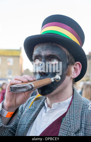 Whittlesey, Cambridgeshire, Großbritannien. 11. Januar 2014. In bunten Kostümen gekleidet Teilnahme am traditionellen Stroh tragen Festival an die Fenland Stadt Whittlesey, Cambridgeshire UK. Rund 250 Musiker und Tänzer von Molly und Morris Gruppen aus ganz Großbritannien folgen der Bär in einer Prozession durch die Stadt. Die alte Tradition der putzt eines Manns in einem 5 Stein Kostüm aus Stroh und paradieren aber die Stadt mit seinem Halter wurde in den 1980er Jahren in der Stadt Fenland wiederbelebt und findet am zweiten Wochenende im Januar statt. Kredit Julian Eales/Alamy Live-Nachrichten Stockfoto