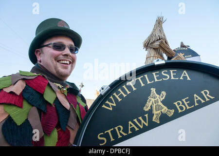 Whittlesey, Cambridgeshire, Großbritannien. 11. Januar 2014. In bunten Kostümen gekleidet Teilnahme am traditionellen Stroh tragen Festival an die Fenland Stadt Whittlesey, Cambridgeshire UK. Rund 250 Musiker und Tänzer von Molly und Morris Gruppen aus ganz Großbritannien folgen der Bär in einer Prozession durch die Stadt. Die alte Tradition der putzt eines Manns in einem 5 Stein Kostüm aus Stroh und paradieren aber die Stadt mit seinem Halter wurde in den 1980er Jahren in der Stadt Fenland wiederbelebt und findet am zweiten Wochenende im Januar statt. Kredit Julian Eales/Alamy Live-Nachrichten Stockfoto