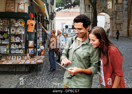 Portugal, Lisboa, Baixa, Rossio, junges Paar betrachten Postkarte Stockfoto