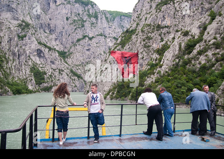 Passagiere auf der Fähre über Koman-See, Albanien Stockfoto