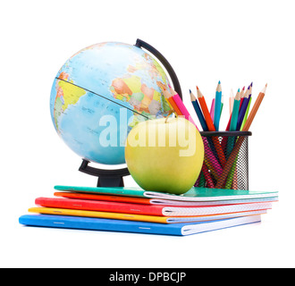 Globus, Notebook-Stack und Bleistifte. Schulkind und Student studiert Zubehör. Zurück zum Schulkonzept. Stockfoto