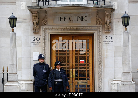 Polizisten stehen außerhalb der Londoner Klinik, wo der Herzog von Edinburgh, Prinz Philip in London, Großbritannien, 10 Juni im Krankenhaus ist Stockfoto