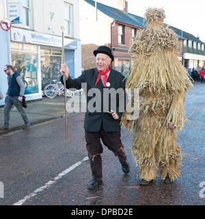 Whittlesey, Cambridgeshire, Großbritannien. 11. Januar 2014. In bunten Kostümen gekleidet Teilnahme am traditionellen Stroh tragen Festival an die Fenland Stadt Whittlesey, Cambridgeshire UK. Rund 250 Musiker und Tänzer von Molly und Morris Gruppen aus ganz Großbritannien folgen der Bär in einer Prozession durch die Stadt. Die alte Tradition der putzt eines Manns in einem 5 Stein Kostüm aus Stroh und paradieren aber die Stadt mit seinem Halter wurde in den 1980er Jahren in der Stadt Fenland wiederbelebt und findet am zweiten Wochenende im Januar statt. Kredit Julian Eales/Alamy Live-Nachrichten Stockfoto