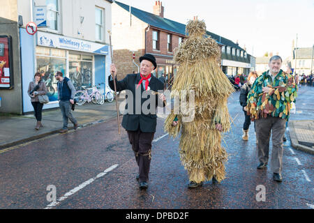 Whittlesey, Cambridgeshire, Großbritannien. 11. Januar 2014. In bunten Kostümen gekleidet Teilnahme am traditionellen Stroh tragen Festival an die Fenland Stadt Whittlesey, Cambridgeshire UK. Rund 250 Musiker und Tänzer von Molly und Morris Gruppen aus ganz Großbritannien folgen der Bär in einer Prozession durch die Stadt. Die alte Tradition der putzt eines Manns in einem 5 Stein Kostüm aus Stroh und paradieren aber die Stadt mit seinem Halter wurde in den 1980er Jahren in der Stadt Fenland wiederbelebt und findet am zweiten Wochenende im Januar statt. Kredit Julian Eales/Alamy Live-Nachrichten Stockfoto