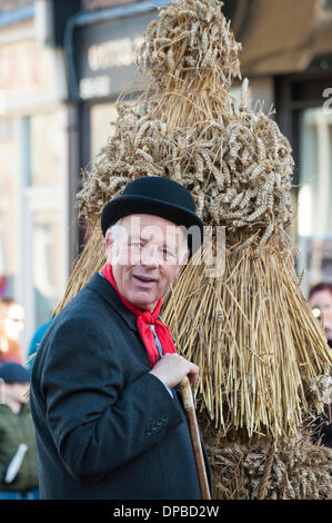 Whittlesey, Cambridgeshire, Großbritannien. 11. Januar 2014. In bunten Kostümen gekleidet Teilnahme am traditionellen Stroh tragen Festival an die Fenland Stadt Whittlesey, Cambridgeshire UK. Rund 250 Musiker und Tänzer von Molly und Morris Gruppen aus ganz Großbritannien folgen der Bär in einer Prozession durch die Stadt. Die alte Tradition der putzt eines Manns in einem 5 Stein Kostüm aus Stroh und paradieren aber die Stadt mit seinem Halter wurde in den 1980er Jahren in der Stadt Fenland wiederbelebt und findet am zweiten Wochenende im Januar statt. Kredit Julian Eales/Alamy Live-Nachrichten Stockfoto