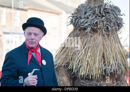 Whittlesey, Cambridgeshire, Großbritannien. 11. Januar 2014. In bunten Kostümen gekleidet Teilnahme am traditionellen Stroh tragen Festival an die Fenland Stadt Whittlesey, Cambridgeshire UK. Rund 250 Musiker und Tänzer von Molly und Morris Gruppen aus ganz Großbritannien folgen der Bär in einer Prozession durch die Stadt. Die alte Tradition der putzt eines Manns in einem 5 Stein Kostüm aus Stroh und paradieren aber die Stadt mit seinem Halter wurde in den 1980er Jahren in der Stadt Fenland wiederbelebt und findet am zweiten Wochenende im Januar statt. Kredit Julian Eales/Alamy Live-Nachrichten Stockfoto