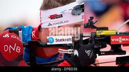 Ruhpolding, Deutschland. 11. Januar 2014. Während die Männer 20 km Rennen der Biathlon-Weltcup in der Chiemgau Arena in Ruhpolding, Deutschland, 11. Januar 2014 schießt norwegischer Biathlet Emil Hegle Svendsen. Foto: SVEN HOPPE/Dpa/Alamy Live News Stockfoto