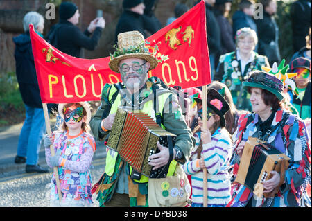 Whittlesey, Cambridgeshire, Großbritannien. 11. Januar 2014. In bunten Kostümen gekleidet Teilnahme am traditionellen Stroh tragen Festival an die Fenland Stadt Whittlesey, Cambridgeshire UK. Rund 250 Musiker und Tänzer von Molly und Morris Gruppen aus ganz Großbritannien folgen der Bär in einer Prozession durch die Stadt. Die alte Tradition der putzt eines Manns in einem 5 Stein Kostüm aus Stroh und paradieren aber die Stadt mit seinem Halter wurde in den 1980er Jahren in der Stadt Fenland wiederbelebt und findet am zweiten Wochenende im Januar statt. Kredit Julian Eales/Alamy Live-Nachrichten Stockfoto