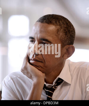 Washington DC, USA. 10. Januar 2014. US-Präsident Barack Obama blickt auf eine Mittagspause mit fünf jungen Leuten im Restaurant The Coupe im Abschnitt Columbia Heights, Washington, DC, USA, 10 January2014. Der Präsident wollte direkt von Jugendlichen über ihre Erfahrungen, die Verbreitung des Wortes über die Bedeutung der Anmeldung bei Qualität, erschwingliche Krankenversicherung zu hören und danke ihnen für ihre Bemühungen. Foto: Olivier Douliery/CNP/Dpa/Alamy Live-Nachrichten Stockfoto