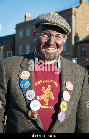 Whittlesey, Cambridgeshire, Großbritannien. 11. Januar 2014. In bunten Kostümen gekleidet Teilnahme am traditionellen Stroh tragen Festival an die Fenland Stadt Whittlesey, Cambridgeshire UK. Rund 250 Musiker und Tänzer von Molly und Morris Gruppen aus ganz Großbritannien folgen der Bär in einer Prozession durch die Stadt. Die alte Tradition der putzt eines Manns in einem 5 Stein Kostüm aus Stroh und paradieren aber die Stadt mit seinem Halter wurde in den 1980er Jahren in der Stadt Fenland wiederbelebt und findet am zweiten Wochenende im Januar statt. Kredit Julian Eales/Alamy Live-Nachrichten Stockfoto