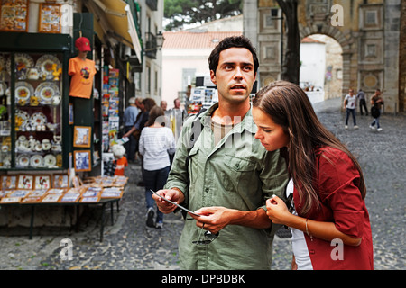 Portugal, Lisboa, Baixa, Rossio, junges Paar betrachten Postkarte Stockfoto