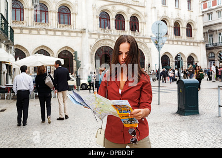 Portugal, Lisboa, Baixa, Rossio, junge Frau mit Stadtplan Stockfoto