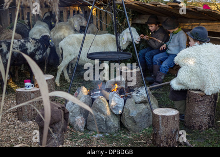 Lebende Krippe am Weihnachtsmarkt in Benediktbeuren Stockfoto