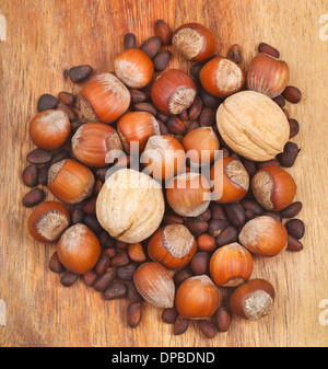 viele getrocknete Nüssen auf Holzbrett Stockfoto