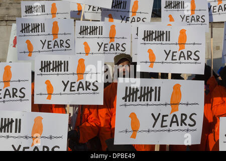 London, UK. 11. Januar 2014. Ein Protest anlässlich der 12. Jahrestag der Eröffnung des Gefangenenlagers Guantanamo Bay fiel mit gratis Shaker Aamer Kampagne auf dem Londoner Trafalgar Square. Die Demonstration organisiert von der London Guantánamo Kampagne forderte die Schließung des Lagers und Gerechtigkeit für die Gefangenen. Shaker Aamer ist der letzte britische Bewohner im Camp und die Aktivisten forderten seine Freilassung inhaftierter sein. Foto: Nick Savage/Alamy Live-Nachrichten Stockfoto