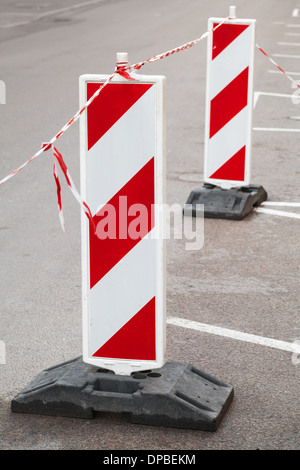 Rote und weiße Barriere Zeichen. Straße im Bau Stockfoto