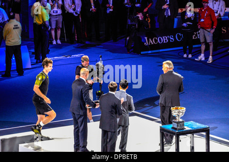 Andy Murray Runner-up der Australian Open Tennis Grand-slam-Präsentation mit Andre Agassi und Novak Djokovic Sieger 2013 Stockfoto