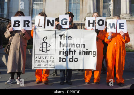 London, UK. 11. Januar 2014. Ein Protest anlässlich der 12. Jahrestag der Eröffnung des Gefangenenlagers Guantanamo Bay fiel mit gratis Shaker Aamer Kampagne auf dem Londoner Trafalgar Square. Die Demonstration organisiert von der London Guantánamo Kampagne forderte die Schließung des Lagers und Gerechtigkeit für die Gefangenen. Shaker Aamer ist der letzte britische Bewohner im Camp und die Aktivisten forderten seine Freilassung inhaftierter sein. Foto: Nick Savage/Alamy Live-Nachrichten Stockfoto