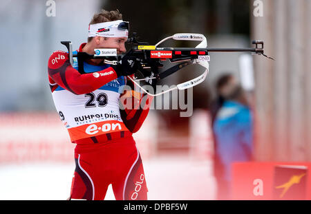 Ruhpolding, Deutschland. 11. Januar 2014. Norwegischer Biathlet Emil Hegle Svendsen während schießt das Männerrennen 20 km für den Biathlon-Weltcup in der Chiemgau Arena in Ruhpolding, Deutschland, 11. Januar 2014. Foto: SVEN HOPPE/Dpa/Alamy Live News Stockfoto