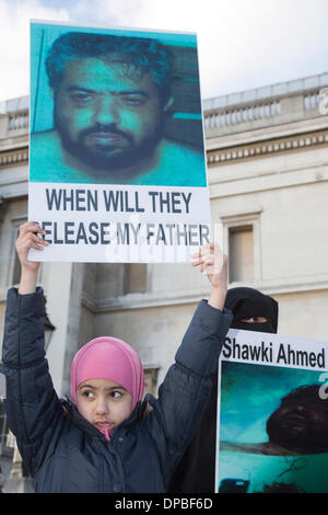 London, UK. 11. Januar 2014. Im Bild: Frau und Tochter von Guantánamo-Häftling Shawki Ahmed Omar warb für seine Freilassung. Ein Protest anlässlich der 12. Jahrestag der Eröffnung des Gefangenenlagers Guantanamo Bay fiel mit gratis Shaker Aamer Kampagne auf dem Londoner Trafalgar Square. Die Demonstration organisiert von der London Guantánamo Kampagne forderte die Schließung des Lagers und Gerechtigkeit für die Gefangenen. Shaker Aamer ist der letzte britische Bewohner im Camp und die Aktivisten forderten seine Freilassung inhaftierter sein. Foto: Nick Savage/Alamy Live-Nachrichten Stockfoto