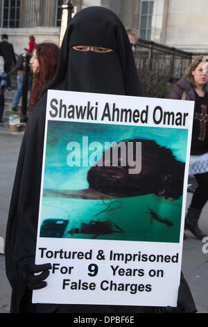 London, UK. 11. Januar 2014. Im Bild: Die Frau des Guantánamo-Häftling Shawki Ahmed Omar warb für seine Freilassung. Ein Protest anlässlich der 12. Jahrestag der Eröffnung des Gefangenenlagers Guantanamo Bay fiel mit gratis Shaker Aamer Kampagne auf dem Londoner Trafalgar Square. Die Demonstration organisiert von der London Guantánamo Kampagne forderte die Schließung des Lagers und Gerechtigkeit für die Gefangenen. Shaker Aamer ist der letzte britische Bewohner im Camp und die Aktivisten forderten seine Freilassung inhaftierter sein. Foto: Nick Savage/Alamy Live-Nachrichten Stockfoto