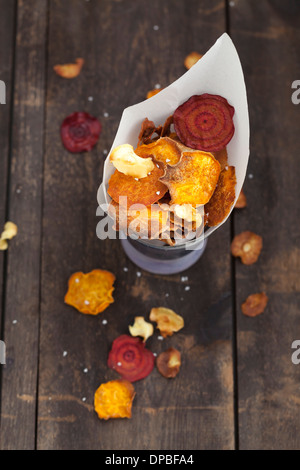 Gebratene Gemüse Chips gemacht von Pastinaken, süße Kartoffeln, rote Beete, Karotten und Rüben Stockfoto