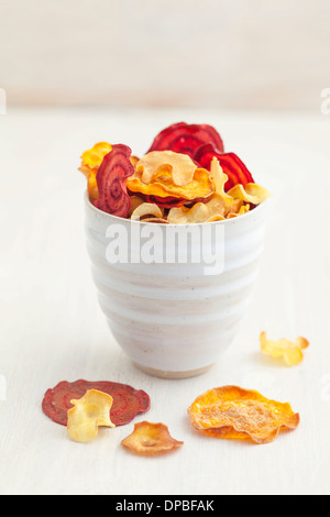 Schüssel mit geröstetem Gemüse Chips gemacht von Pastinaken, süße Kartoffeln, rote Beete, Karotten und Rüben Stockfoto