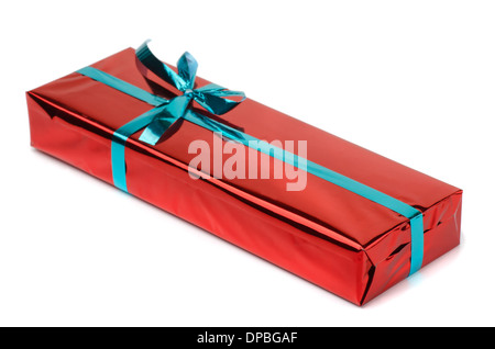Geschenkbox verpackt mit Grünband isoliert auf weiss Stockfoto
