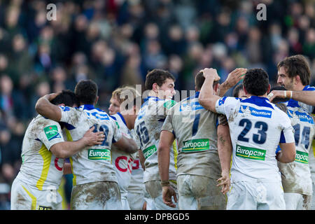 London, UK. 11. Januar 2014. Clermont Auvergne, die Spieler feiern feiern auf dem Schlusspfiff im Heineken Cup Pool Spiel zwischen Harlekine und Clermont Auvergne von Twickenham Stoop. Bildnachweis: Aktion Plus Sport/Alamy Live-Nachrichten Stockfoto