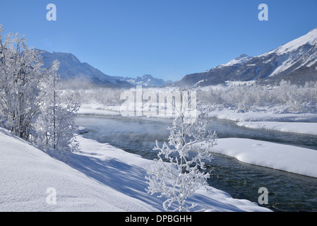 Winterliche Landschaft mit Fluss Inn, Bever, Oberengadin, Kanton Graubünden, Schweiz Stockfoto