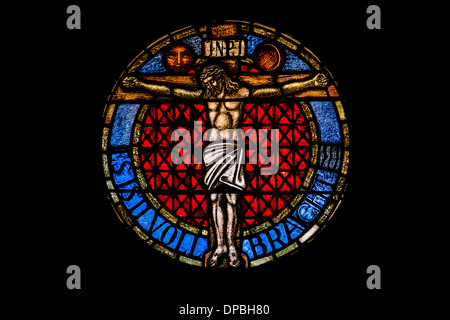 runde Glasfenster in der lutherischen Kirche von Sessenheim zeigt Jesus am Kreuz und einen Text: neigte ist Fulfilled  Stockfoto
