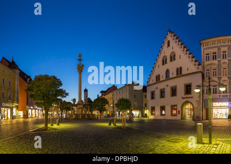 Deutschland, Bayern, Straubing, Theresienplatz Platz mit Dreifaltigkeitssäule Stockfoto