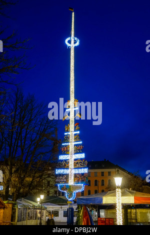 Weihnachten beleuchtet Maibaum auf dem Viktualienmarkt in München, Bayern, Deutschland Stockfoto