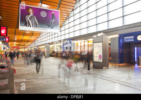 Ein beschäftigt Basel SBB-Bahnhof in der Schweiz. Stockfoto