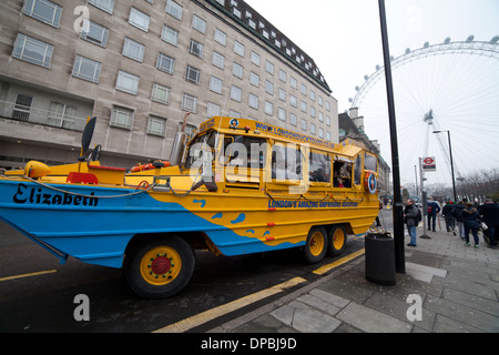 Duck Tours Passagiere warten in der Nähe von London Eye, London, UK Stockfoto